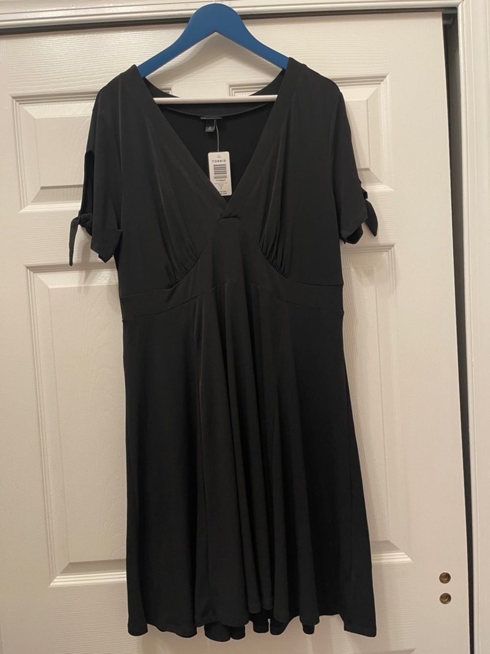 NWT..Torrid Black V-Neck Tie Detail Short Sleeve Dress